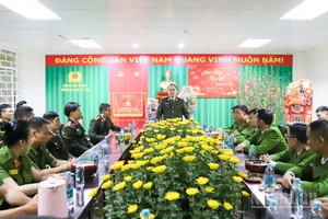 Thiếu tướng Trương Minh Đương, Giám đốc Công an tỉnh Lâm Đồng trực tiếp kiểm tra các đơn vị trực chiến trong đêm giao thừa.