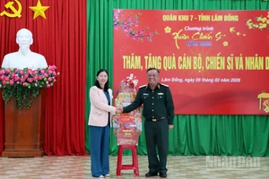 Lãnh đạo Quân khu 7 tặng quà cho quân và dân xã biên giới Tuy Đức, tỉnh Lâm Đồng.