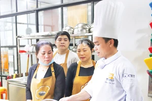 Học nghề nấu ăn đang là lựa chọn của nhiều lao động ở độ tuổi trung niên.