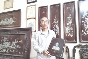 Sản phẩm khảm trai Chuyên Mỹ (xã Chuyên Mỹ) mang giá trị văn hóa đặc sắc. Ảnh: Văn Học