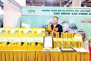 Ông Nịnh Văn Trắng giới thiệu sản phẩm trà hoa vàng.