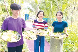 Du khách trải nghiệm tại “Về Nhà Homestay”.