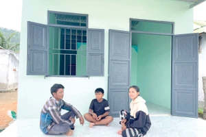 Anh Mang Sót (36 tuổi, dân tộc Ra Glai) cùng vợ con bên căn nhà mới.