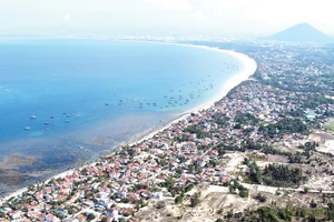 Bờ biển đẹp với nhiều danh thắng tạo lợi thế cho tuyến du lịch liên hoàn giữa biển và núi của tỉnh Đắk Lắk. Ảnh: Khiếu Minh