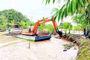 Chính quyền và nhân dân khắc phục sự cố vỡ một đoạn cồn Sơn của thành phố Cần Thơ.