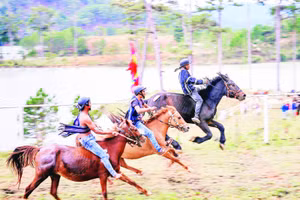 Giải đua ngựa không yên dưới chân núi Lang Biang.
