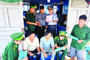 Bộ đội Biên phòng tuyên truyền các quy định về chống khai thác IUU cho ngư dân trên tàu cá.