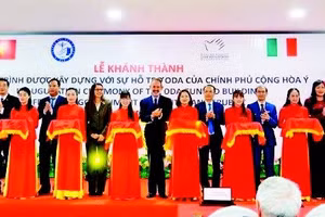 Lễ khánh thành tòa nhà tại Trường đại học Y-Dược, Đại học Huế. (Ảnh QUANG TIẾN)