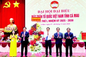 Đồng chí Nguyễn Thái Học, Phó Bí thư Đảng ủy Mặt trận Tổ quốc Việt Nam và các đoàn thể Trung ương (sơ-mi trắng) tặng lẵng hoa mừng Đại hội.