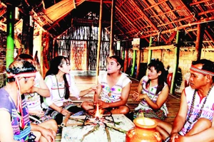 Bếp lửa nhà dài-nơi nuôi dưỡng đời sống tinh thần của người Mạ.