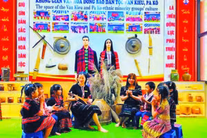 Giáo viên và học sinh Trường tiểu học và trung học cơ sở A Xing sử dụng nhạc cụ của người Vân Kiều, Pa Kô do trường sưu tầm, trưng bày để sinh hoạt văn hóa văn nghệ.