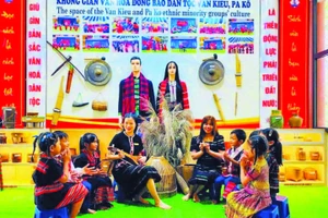 Giáo viên và học sinh Trường tiểu học và trung học cơ sở A Xing sử dụng nhạc cụ của người Vân Kiều, Pa Kô do trường sưu tầm, trưng bày để sinh hoạt văn hóa văn nghệ.