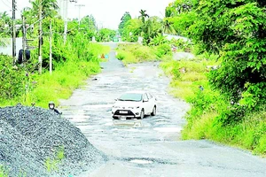 Tuyến đường Ninh Quới-Ngan Dừa do Ban Quản lý dự án đầu tư xây dựng các công trình giao thông Bạc Liêu làm chủ đầu tư đang chậm tiến độ.