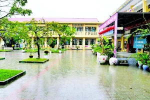 Mỗi khi mưa lớn hoặc triều cường, nhiều tuyến đường và khu dân cư quanh Trường tiểu học và trung học cơ sở Phú Tân (phường Thuận An, thành phố Huế) bị ngập sâu, khiến học sinh phải lội nước vào lớp học. (Ảnh QUỐC CƯỜNG)