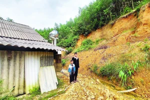 Nhà anh Đinh Cương ở thôn Tiến Hóa, xã Minh Hóa nhiều lần bị đất đá sạt xuống.