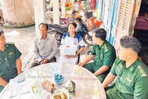Cán bộ, chiến sĩ Đồn Biên phòng Cửa khẩu cảng Giao Long đến thăm hỏi, động viên em Võ Thị Thu Sương. (Ảnh: HOÀNG TRUNG)