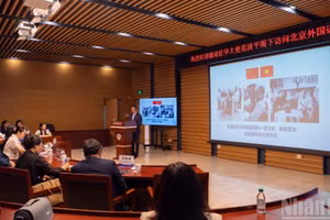 Quang cảnh buổi giao lưu, nói chuyện chuyên đề “Giao lưu văn hóa-du lịch-giáo dục Việt Nam-Trung Quốc.