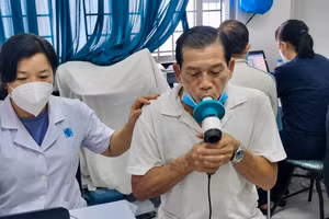 Người dân bị bệnh về hô hấp điều trị tại y tế cơ sở tại Thành phố Hồ Chí Minh.