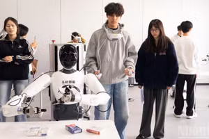 Kỹ thuật viên đang “huấn luyện” robot tại một doanh nghiệp ở thành phố Thâm Quyến, tỉnh Quảng Đông, Trung Quốc. (Ảnh: HỒ QUÂN)