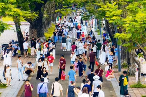 Khách du lịch đến Huế tham quan tăng mạnh trong sáu tháng đầu năm 2026.