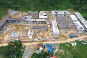 Công trường xây dựng Trường Phổ thông nội trú liên cấp Tiểu học và Trung học cơ sở Minh Tân.