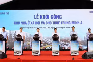 Đại diện lãnh đạo tỉnh và Công ty Trách nhiệm hữu hạn Khu đô thị mới Trung Minh ấn nút khởi công Dự án.