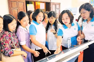 Các cấp Hội Liên hiệp Phụ nữ đẩy mạnh nâng cao kỹ năng số cho hội viên. (Ảnh THÚY ÁNH)