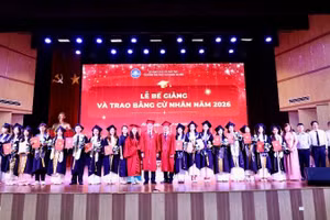 Lãnh đạo, giảng viên Trường đại học Sư phạm Hà Nội chụp ảnh lưu niệm cùng các tân cử nhân. 
