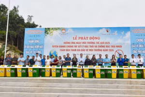 Ban tổ chức trao tặng thùng rác di động cho các tổ tự quản và trường học trên địa bàn xã Hòa An.