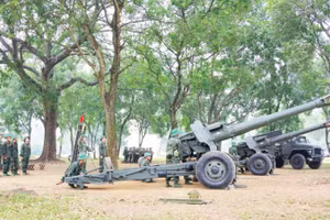 Cán bộ, học viên Trường Sĩ quan Pháo binh huấn luyện thực hành Pháo 152mm.