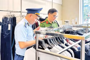 Đội Quản lý thị trường số 6 phối hợp Công an tỉnh Lạng Sơn kiểm tra, phát hiện nhiều mặt hàng quần áo, giày dép có dấu hiệu giả mạo các nhãn hiệu nổi tiếng tại cửa hàng kinh doanh ở phường Đông Kinh. (Ảnh: LƯU QUYÊN)
