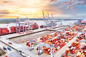 Thành phố Hồ Chí Minh đặt mục tiêu trở thành siêu đô thị có trung tâm dịch vụ hàng đầu Đông Nam Á. Trong ảnh: Một góc cảng Cái Mép. (Ảnh: THẾ ANH)