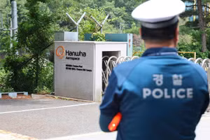 Cảnh sát bên ngoài hiện trường vụ cháy tại nhà máy của Hanwha. (Ảnh: Yonhap)