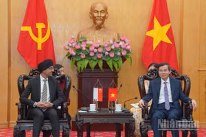 Giám đốc Học viện Chính trị quốc gia Hồ Chí Minh trao đổi với Đại sứ Singapore về quan hệ hợp tác giữa hai nước. 