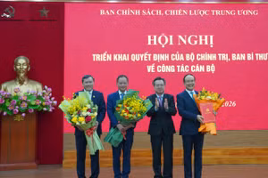 Đồng chí Trưởng ban Chính sách, chiến lược Trung ương tặng hoa, chúc mừng các đồng chí tân Phó Trưởng ban. 
