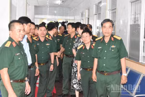 Các đại biểu tham quan khu khám bệnh dành cho quân nhân và cán bộ hưu trí cao cấp tại Bệnh viện Quân y 120.