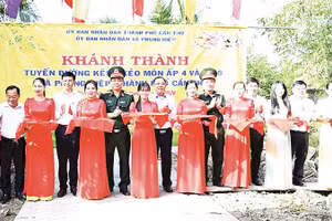 Ban Tổ chức Tết quân dân 2026 khánh thành tuyến giao thông nông thôn ở xã Phụng Hiệp.