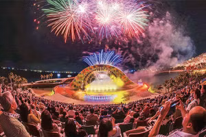 Với tuyến tàu điện nhẹ, chỉ mất khoảng 20 phút để đưa du khách từ sân bay Phú Quốc về đến Trung tâm Hội nghị APEC và các khu du lịch nghỉ dưỡng phía nam đảo. Trong ảnh: Du khách thưởng thức màn pháo hoa tại khu du lịch phía nam đảo Phú Quốc.