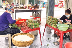 Hiện còn khoảng 10 hộ dân khu vực cầu Báng vẫn giữ nghề làm bánh chưng truyền thống.