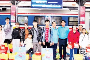 Lãnh đạo Liên đoàn Lao động Thành phố Hồ Chí Minh chúc Tết, tặng quà các gia đình công nhân trước khi họ về quê trên chuyến tàu Công đoàn. 