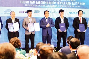 Trao chứng nhận thành viên chiến lược Trung tâm Tài chính quốc tế Việt Nam tại Thành phố Hồ Chí Minh. 