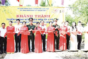 Ban Tổ chức Tết quân dân 2026 khánh thành tuyến giao thông nông thôn ở xã Phụng Hiệp.