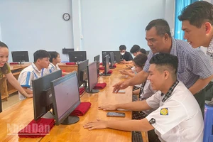 Nhiều thí sinh phấn khởi với điểm thi của mình. 