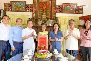 Đồng chí Lê Minh Trí đến thăm và tặng quà cho gia đình chính sách Dương Thị Sự, ngụ phường Long Châu, tỉnh Vĩnh Long. 