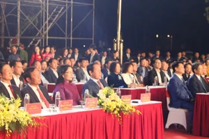 Các đại biểu và nhân dân dự Lễ khai hội mùa Xuân Côn Sơn-Kiếp Bạc.