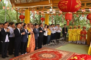 Lãnh đạo thành phố Hải Phòng thực hiện nghi lễ tế trời đất tại Trung Nhạc miếu.