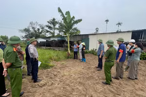Hội đồng bồi thường, hỗ trợ, tái định cư xã Kẻ Sặt công bố Quyết định cưỡng chế thu hồi đất đối với hộ dân chưa bàn giao mặt bằng.
