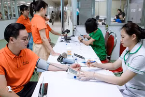 Các bác sĩ thuộc hệ thống y tế Thu Cúc TCI khám sức khỏe miễn phí cho công nhân Công ty Shints BVT.