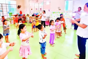 Nhân viên y tế hướng dẫn trẻ mầm non thực hiện 6 bước vệ sinh tay phòng, chống bệnh tay chân miệng. (Nguồn Sở Y tế Thành phố Hồ Chí Minh)