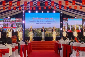 Các đại biểu đã nhấn nút khởi công công trình.